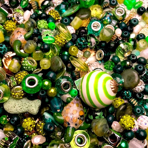 Large GREEN BEADS CHARMS DIY JEWELRY MAKING CRAFTING SUPPLIES BUNDLE MIXED LOT - Picture 8 of 11